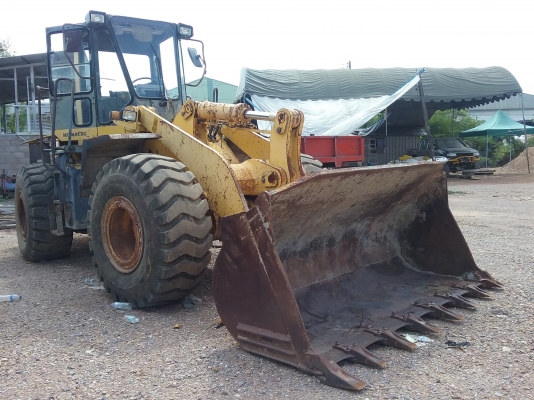 ขาย 1,350,000 รถตักล้อยาง KOMATSU wa 380-3  เก่านอก เอกสารอินวอยท์ รถสวยพร้อมใช้ 090-772-3710 090-772-3708