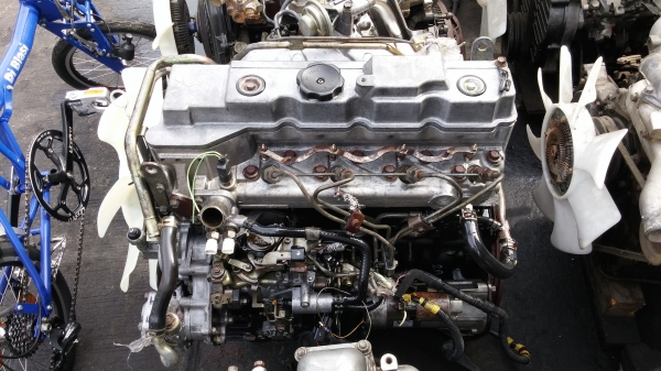 เครื่องยนต์ สตราด้า 2800 เครื่องสวยมากๆ ไม่มีรอยแกะ