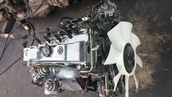 เครื่องยนต์ สตราด้า 2800 เครื่องสวยมากๆ ไม่มีรอยแกะ