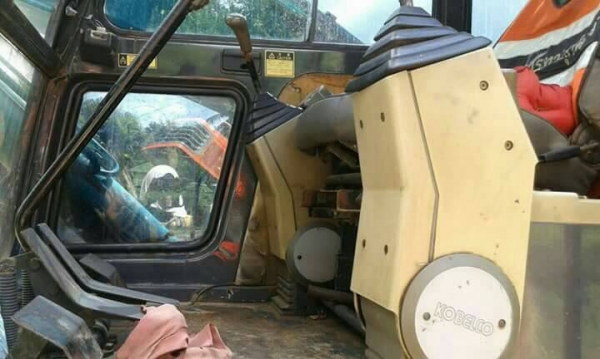 ขายด่วน KOBELCO SK200 MART III สภาพพร้อมใช้งาน เครื่องปั้มดีเยี่ยม โซ่ช่วงล่างสวย เอวแน่น ใบแทร็ก60 ไฟฟ้าครบ บูมอาร์มสวย แอร์เย็น เอกสารสัญญาซื้อขาย