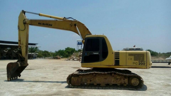 ขาย KOMATSU PC 200-6 สภาพสวยพร้อมใช้ ติดต่อ คุณ อ๊อฟ พิจิตร 086-737-9991