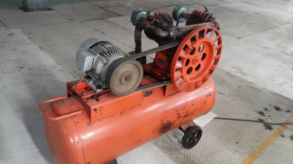 ขายปั้มลมใต้หวัน5แรง1ตัวใตัหวัน3แรง1ตัว  ถังพัก500ลิตรรวม3รายการครับลดกระหน่ำ