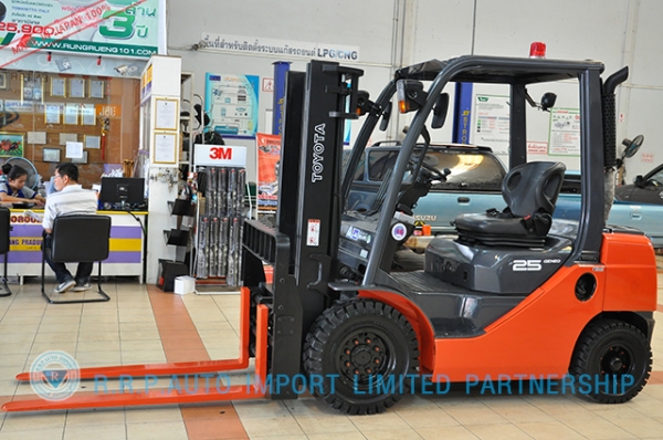 ขายรถโฟล์คลิฟท์มือสอง TOYOTA รุ่น 8FD25-11108 ราคา 485,000 บาท นำเข้าจากประเทศญี่ปุ่น 100\% ไม่เคยใช้งานในไทย