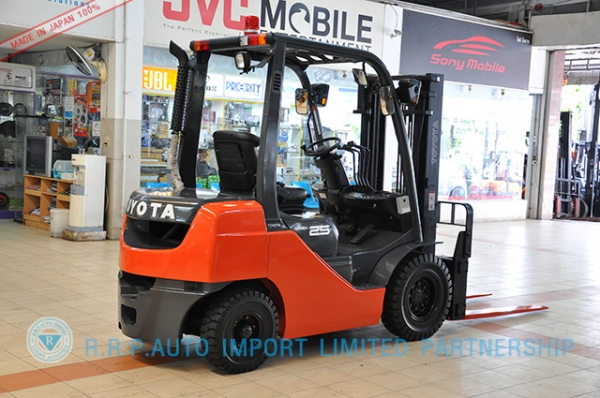 ขายรถโฟล์คลิฟท์มือสอง TOYOTA รุ่น 8FD25-11108 ราคา 485,000 บาท นำเข้าจากประเทศญี่ปุ่น 100\% ไม่เคยใช้งานในไทย