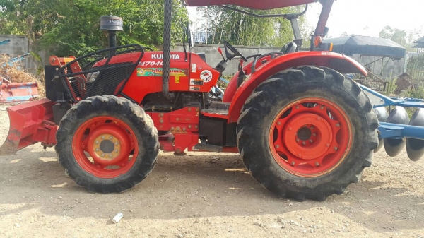 ขายรถไถคูโบต้าM7040มีใบดันหน้าเเละผาน7cmtให้รถพร้อมใช้งานราคาต่อรองได้ทะเบียนพร้อม