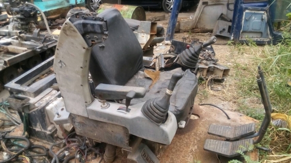 ขายแท่นหัวเก็งพร้อมมือโยกคอลโทลรวมชุดสายไฟ รถแมคโค SK 200-5 ยกแท่นเลยคับ