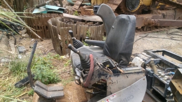 ขายแท่นหัวเก็งพร้อมมือโยกคอลโทลรวมชุดสายไฟ รถแมคโค SK 200-5 ยกแท่นเลยคับ