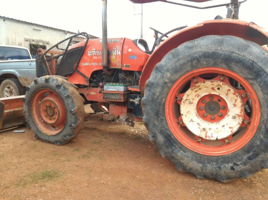 KUBOTA M7040 พร้อมดันหน้าและผาน 6 CMT  ราคา 370,000 สนใจสอบถามได้ครับ DC Tractor Rayong 0818618678,0899347475 id line=0818618678 id line=0899347475 ส่งฟรี 300กม. https://www.facebook.com/Tractors-Rayong-307154532717928/photos/?tab=albums