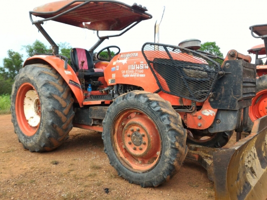 KUBOTA M7040 พร้อมดันหน้าและผาน 6 CMT  ราคา 370,000 สนใจสอบถามได้ครับ DC Tractor Rayong 0818618678,0899347475 id line=0818618678 id line=0899347475 ส่งฟรี 300กม. https://www.facebook.com/Tractors-Rayong-307154532717928/photos/?tab=albums