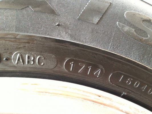 ยาง  Maxxis  215 x 70 x 16