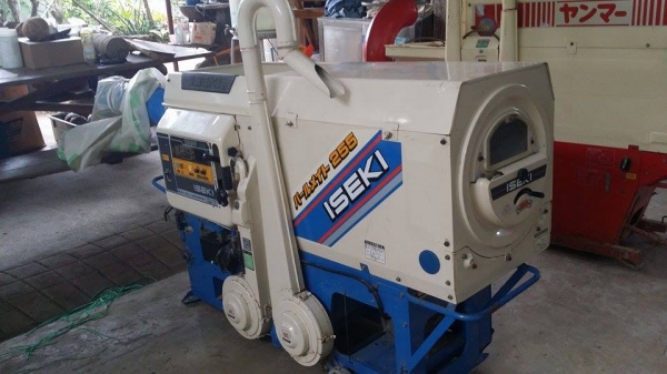 เครื่องสีข้าวกล้องเก่าญี่ปุ่น  ISEKI รุ่น 255 สภาพเครื่องดี พร้อมใช้งาน  ขนาดกระทัดรัด