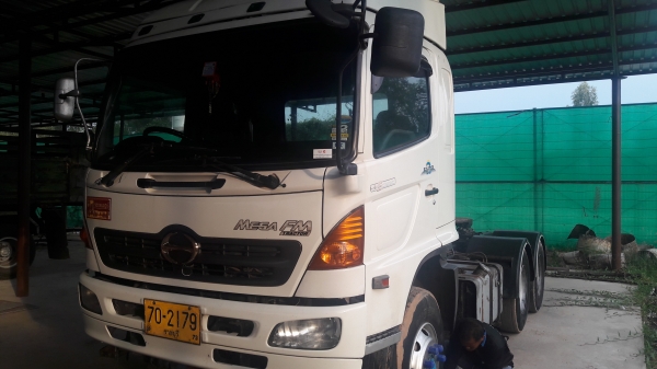 ขายหัวลากhino mega 320ปี 51  พร้อมหางเซมิ  ดั้ม หินทราย  สวยๆ  ยางเต็ม80\%  ทั้งหัวและหาง