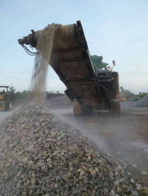 รถคัดเซอร์โม่หิน KOMATSU BR 359JG รถทำงานอยู่