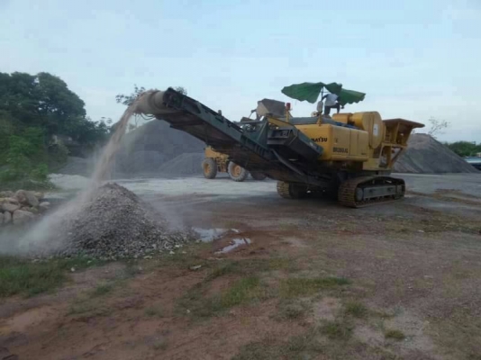 รถคัดเซอร์โม่หิน KOMATSU BR 359JG รถทำงานอยู่