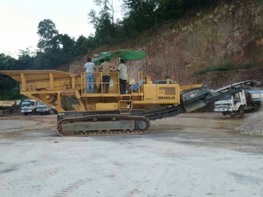 รถคัดเซอร์โม่หิน KOMATSU BR 359JG รถทำงานอยู่ รถคัดเซอร์โม่หิน KOMATSU BR 359JG รถทำงานอยู่