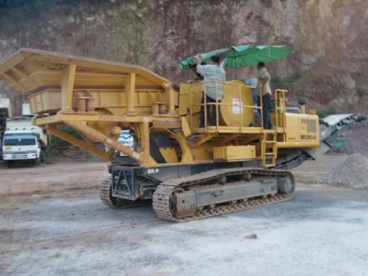 รถคัดเซอร์โม่หิน KOMATSU BR 359JG รถทำงานอยู่ รถคัดเซอร์โม่หิน KOMATSU BR 359JG รถทำงานอยู่
