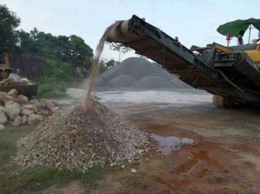 รถคัดเซอร์โม่หิน KOMATSU BR 359JG รถทำงานอยู่