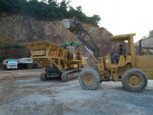 รถคัดเซอร์โม่หิน KOMATSU BR 359JG รถทำงานอยู่