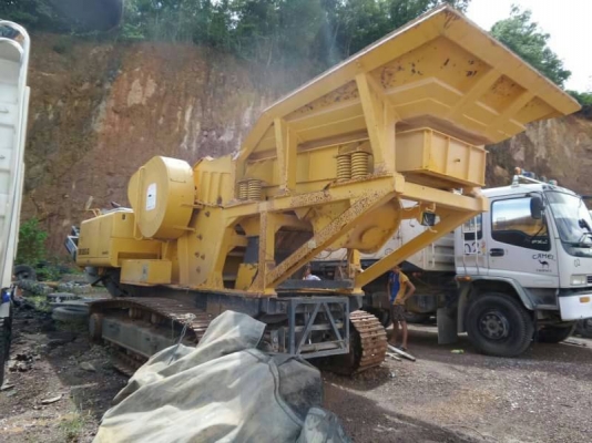 รถคัดเซอร์โม่หิน KOMATSU BR 359JG รถทำงานอยู่