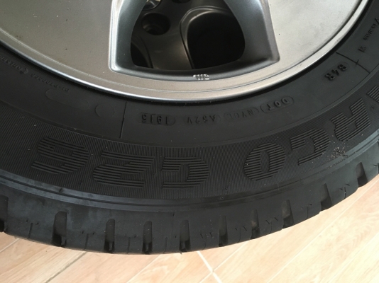 ล้อแม็กเดิม Vigo พร้อมยาง 215 65 16 ปี 15 ล้อมีรอยบ้างตามการใช้งาน