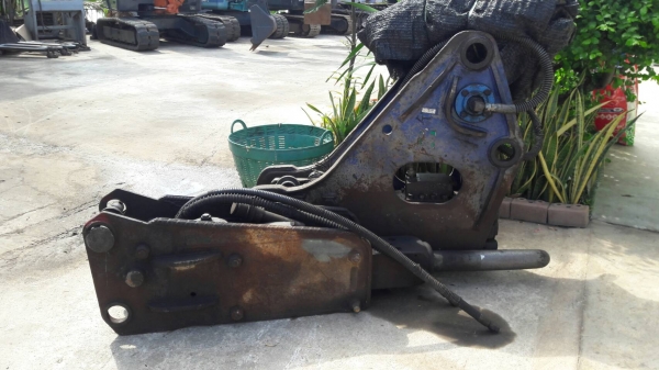 ขายหัวกระแทกใส่รถขุดขนาด 60   สภาพสวย นำเข้าจากญี่ปุ่นยังไม่ได้ใช้งานในไทย  สนใจโทร 089-7462641  สุวรรณี