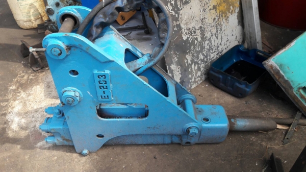 ขายหัวกระแทกใส่รถขุดขนาด 30   สภาพสวย นำเข้าจากญี่ปุ่นยังไม่ได้ใช้งานในไทย  สนใจโทร 089-7462641  สุวรรณี