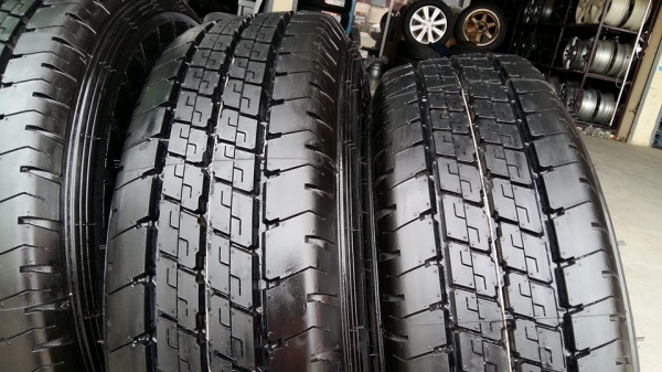 ขายล้อเหล็กป้ายแดง dmax 15"  ยางปี16 สนใจติดต่อ ตาเล็ก ล้อและยางครับ 081-3747940