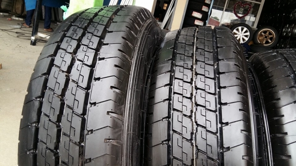 ขายล้อเหล็กป้ายแดง dmax 15"  ยางปี16 สนใจติดต่อ ตาเล็ก ล้อและยางครับ 081-3747940