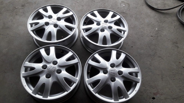 ขายล้อแม็กป้ายแดง honda brio 14"  สนใจติดต่อ ตาเล็ก ล้อและยางครับ 081-3747940