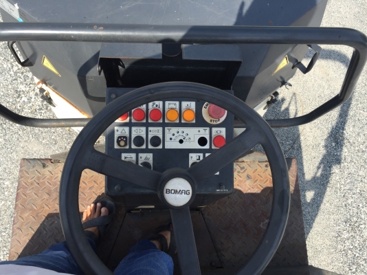 ขายรถBomagรุ่นBW125ADHนำเข้าจากญี่ปุ่น ไม่เคยใช้งานในไทย มีเอกสารพร้อมจดทะเบียน น้ำหนัก3.6ตันหน้าเหล็กหลังเหล็ก  บดอัดสั่นสเทือนได้ทั้ง2ล้อ เอวออ่น  เครื่องยนต์ดีเซล3สูบ สภาพดีพร้อมใช้งาน มีให้เลือกหลายคันหลายขนาด