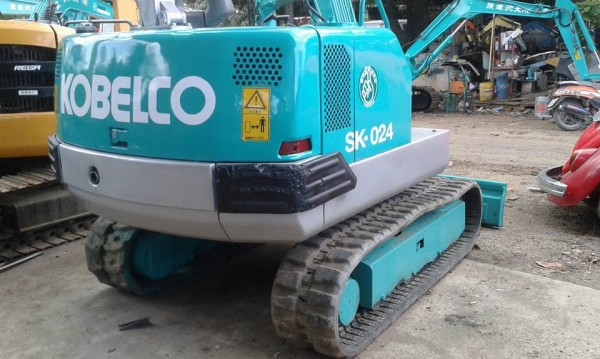 ขายรถขุดแบคโฮ KOBECO SK024 รถเก่านอกแท้100\% เครื่อง 3 สูบ มีกระต่าย-เต่า ระบบไว แทรคยาง สภาพ90\%  รถพร้อมใช้งาน เอกสารใบอินวอยครบ         ราคา 250,000 บาท (จัดส่งฟรี) สนใจติดต่อ 096-3268553 (ช่างเบนซ์) ID LINE 0963268553