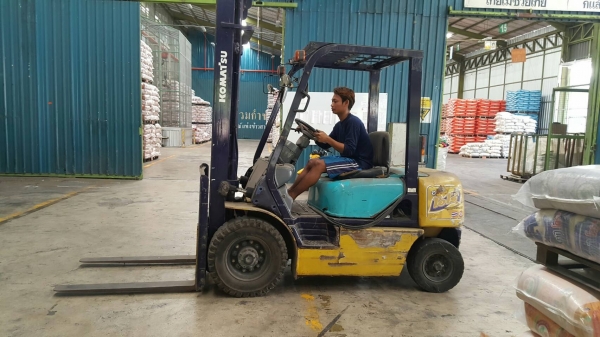 +++ ขายโฟล์คลิฟท์  KOMATSU FD30-14  ขนาด  3  ตัน  เครื่องยนต์ดีเซล  เสา  4  เมตร  เกียร์ธรรมดา  ยางลม