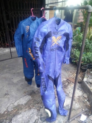 ชุดแข่ง size M-L เป็นชุดสั่งตัด งานนอก