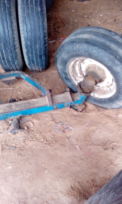 ขายคานหน้าคอช้างพร้อมล้อ2ข้างรถไถฟอร์ด