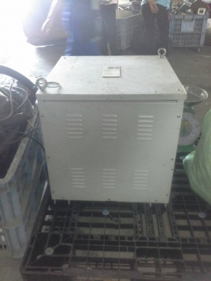 หม้อแปลงไฟฟ้า ยี่ห้อ SNT ชนิด 3 เฟส ขนาด 38 KVA. ไฟเข้า 380 - 400 ไฟออก 200 - 220 V.
