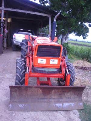 Kubota  42แรง รถสวยสภาพดี ขับเครื่อนสี่ล้อ พวงมาลัยพาวเวอร์ มีใบดันหน้า สนใจติดต่อ คุณแก่ง โทร 081-2571451