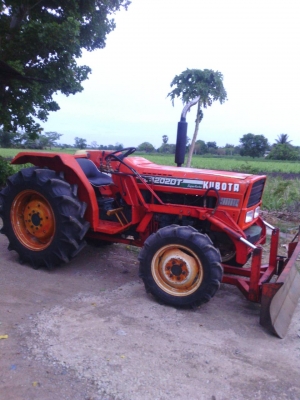 Kubota  42แรง รถสวยสภาพดี ขับเครื่อนสี่ล้อ พวงมาลัยพาวเวอร์ มีใบดันหน้า สนใจติดต่อ คุณแก่ง โทร 081-2571451