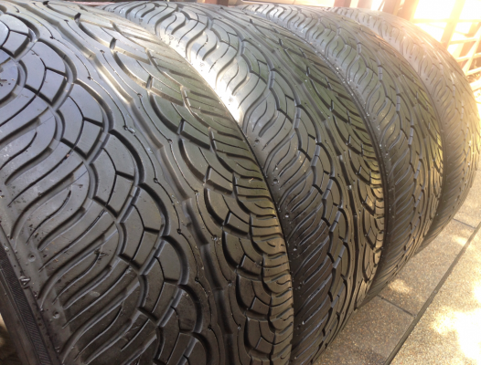 ยาง Yokohama 285 35 22 สิ้นปี14 ดอกเต็ม ไม่มีปะ ราคาไม่แพง