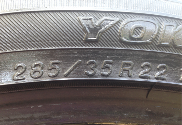 ยาง Yokohama 285 35 22 สิ้นปี14 ดอกเต็ม ไม่มีปะ ราคาไม่แพง