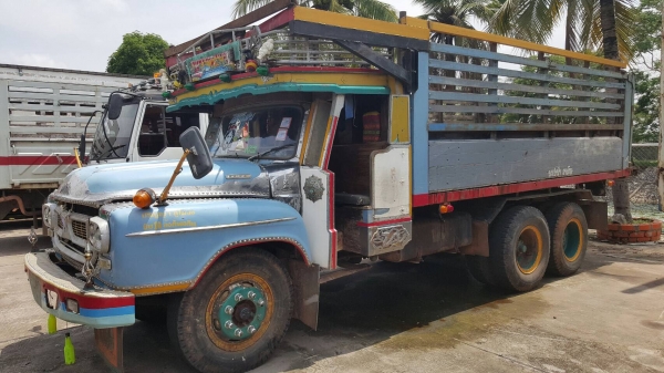 ขาย 10 ล้อ หัวยาวดั้ม เพลาเดียว เครื่อง HO7C 180 แรงม้า เกียร์ HO เฟืองท้ายใหญ่ เบรคทิฟฟี่ มีสโลว์กลาง พวงมาลัยพาวเวอร์ ทะเบียนครบ