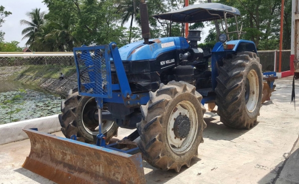 ขาย รถไถ 2 เพลา FORD NEW HOLLAND 6610 คานหน้า CARRARO ยางสวย อุปกรณ์มีผานดันหน้า และผาน 4 เอกสารเล่มทะเบียนครบ
