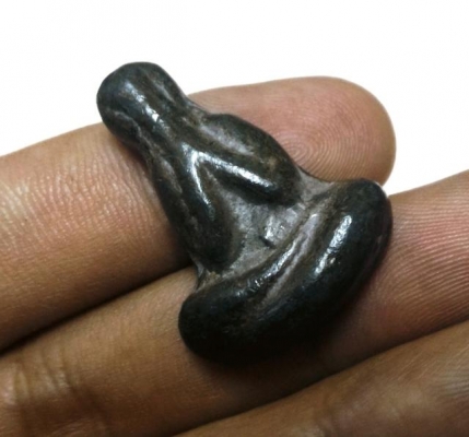 พระปิดตาชินตะกั่ว พิมพ์ชลูด หลังจานยันต์ น้ำหนักดีครับ