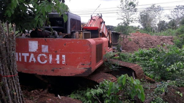 ขาย 485,000 Hitachi  EX 200-1 เครื่องดี ปั่มK3V ช่วงล่างสวยรถสวยพร้อมใช้ 090-772-3710 090-772-3708