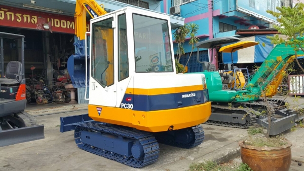 ขาย รถขุด KOMATSU รุ่น PC30-6-  มือสองญี่ปุ่น พร้อมหัวเก๋ง แทรกเหล็ก สลัก บูท แน่น สวย พร้อมใช้งาน สมบูรณ์ ทุกระบบ มือถือ/LINE ID : 0818753444