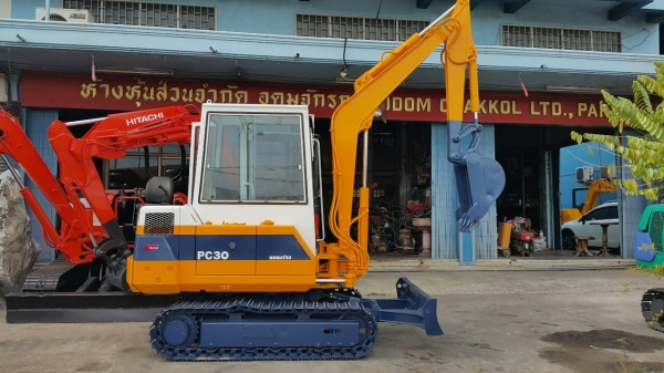 ขาย รถขุด KOMATSU รุ่น PC30-6-  มือสองญี่ปุ่น พร้อมหัวเก๋ง แทรกเหล็ก สลัก บูท แน่น สวย พร้อมใช้งาน สมบูรณ์ ทุกระบบ มือถือ/LINE ID : 0818753444