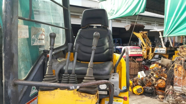 ขาย รถขุด KUBOTA รุ่น RX305 มือสองญี่ปุ่น เครื่องยนต์ 4สูบ รุ่น D1703  แทรกเหล็ก ทำงานไว แน่น ทุกส่วน   มือถือ/LINE ID : 0818753444