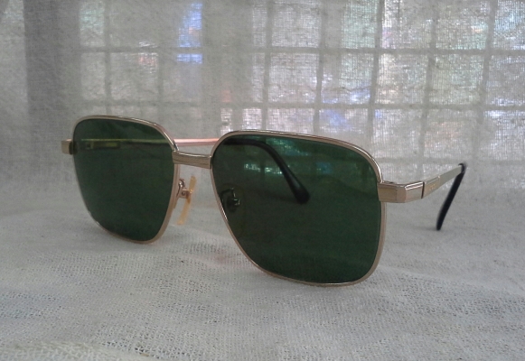 แว่นตาไททาเนียมบริสุทธิ์สำหรับผู้บุกเบิกตัวจริง!  Vintage BURBERRYS handmade in England บิ๊กไซซ์!