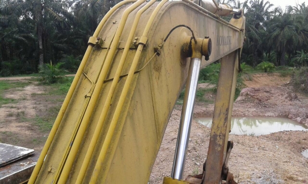 รถขุด PC200-3 ทำคอนโทนสั้น สภาพดีใช้ได้..เอกสารซื้อขาย