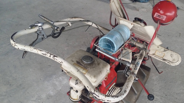 รถเกี่ยวข้าวเดินตามแบบมัดข้าวในตัว KUBOTA  รุ่น  HE305 เก่าญี่ปุ่น เกี่ยวมัด 1 แถว 2 ล้อ