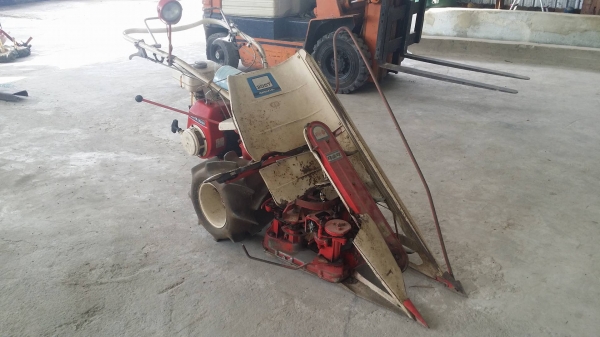 รถเกี่ยวข้าวเดินตามแบบมัดข้าวในตัว KUBOTA  รุ่น  HE305 เก่าญี่ปุ่น เกี่ยวมัด 1 แถว 2 ล้อ